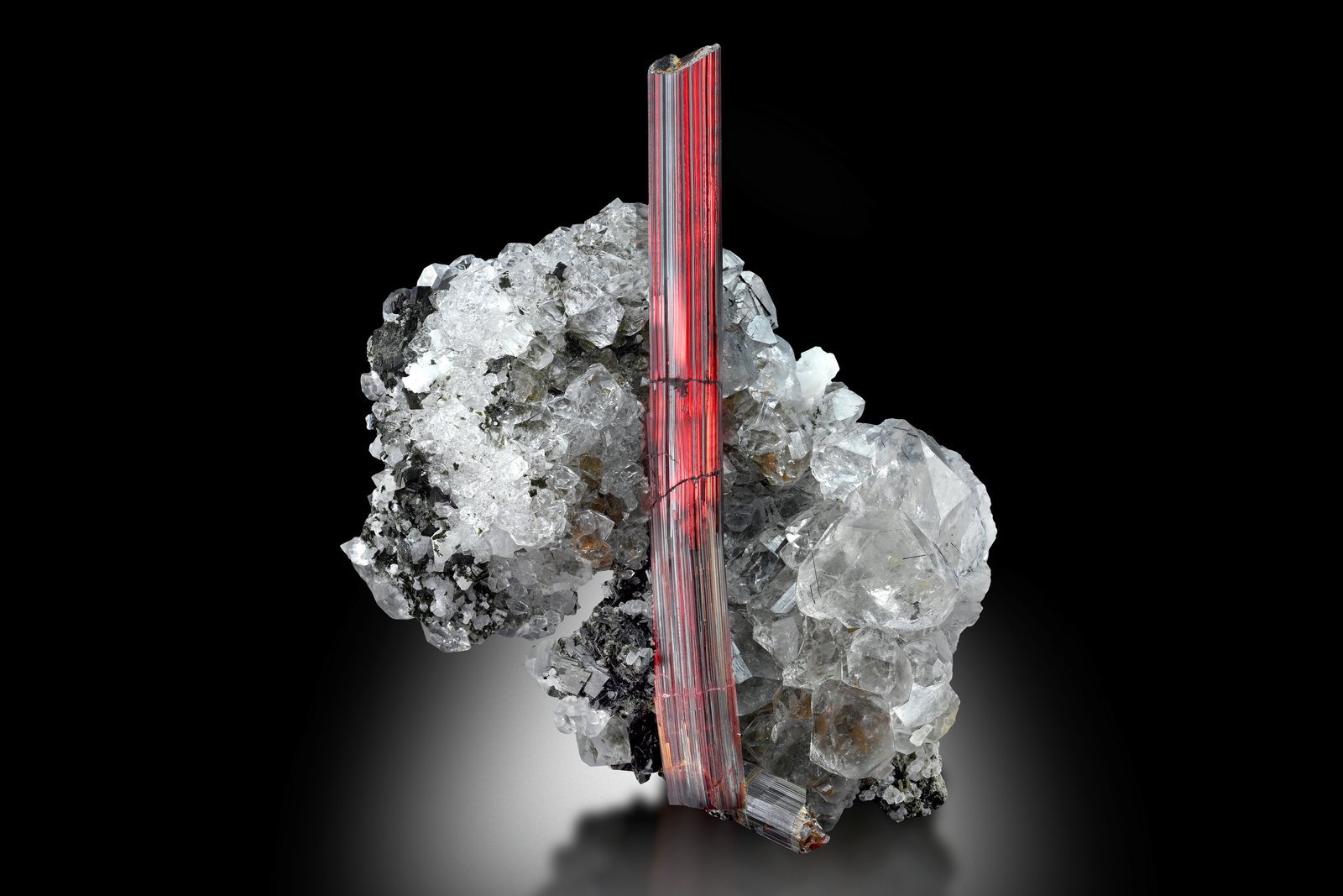 Rutile with Quartz, Riebeckite and Aegirine
8 x 4 x 10 cm / main crystal: 9.2 cm.
(Autor: MIM Museum)