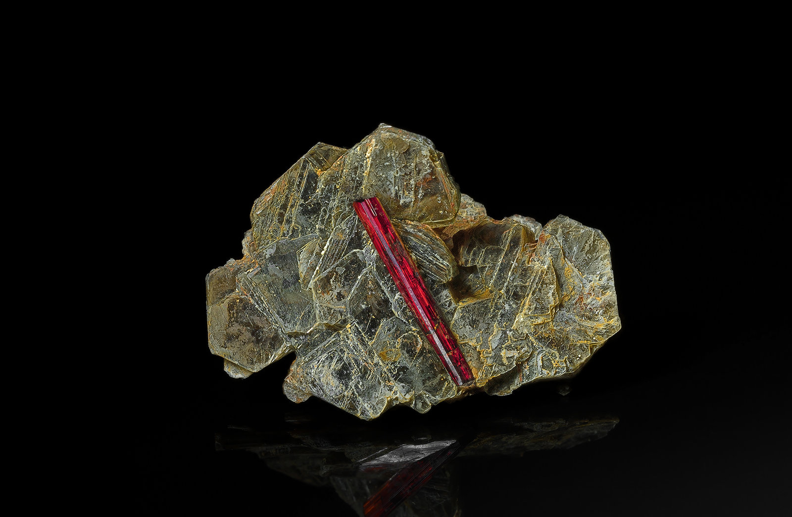 Rutile, Muscovite
3.1 x 2.1 cm
(Autor: am mizunaka)