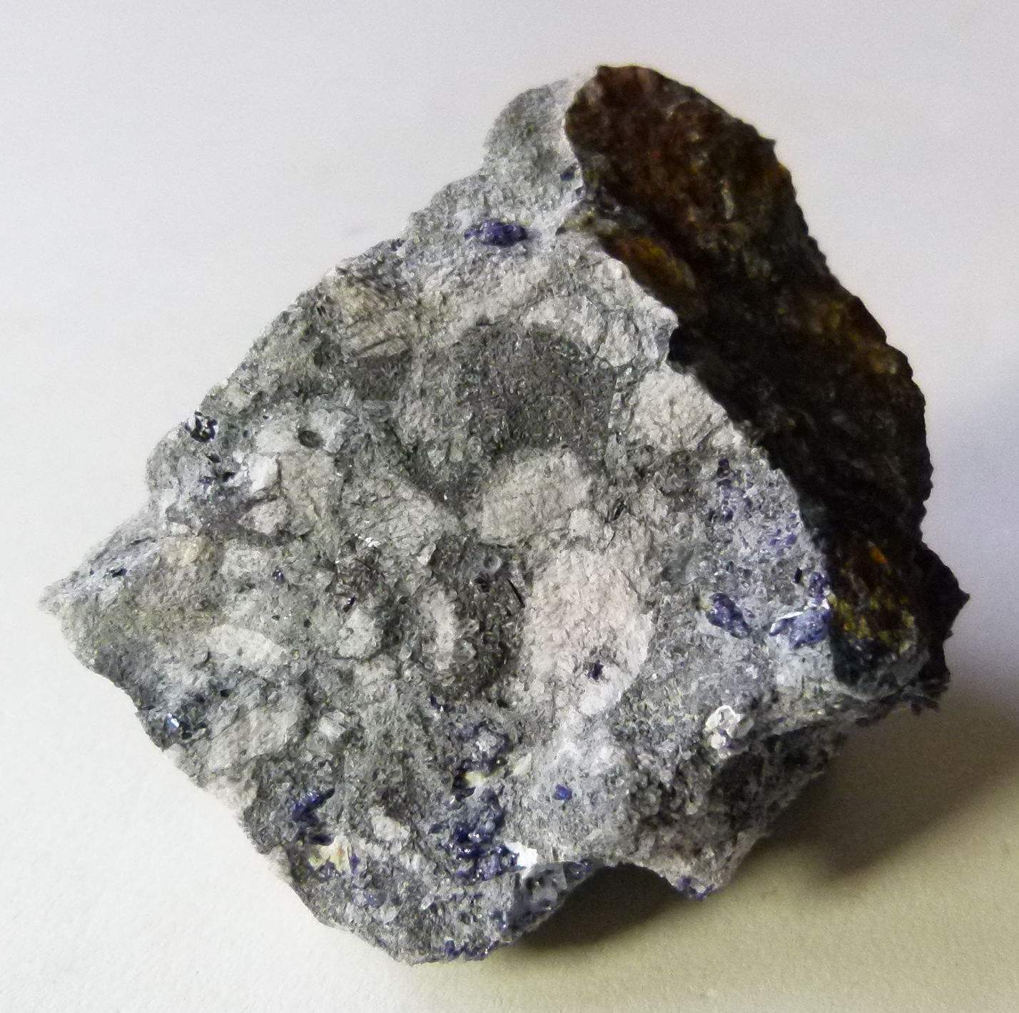 Corundum (var. sapphire)
5 x 4 x 2.5 cm.
(Autor: captaincaveman)