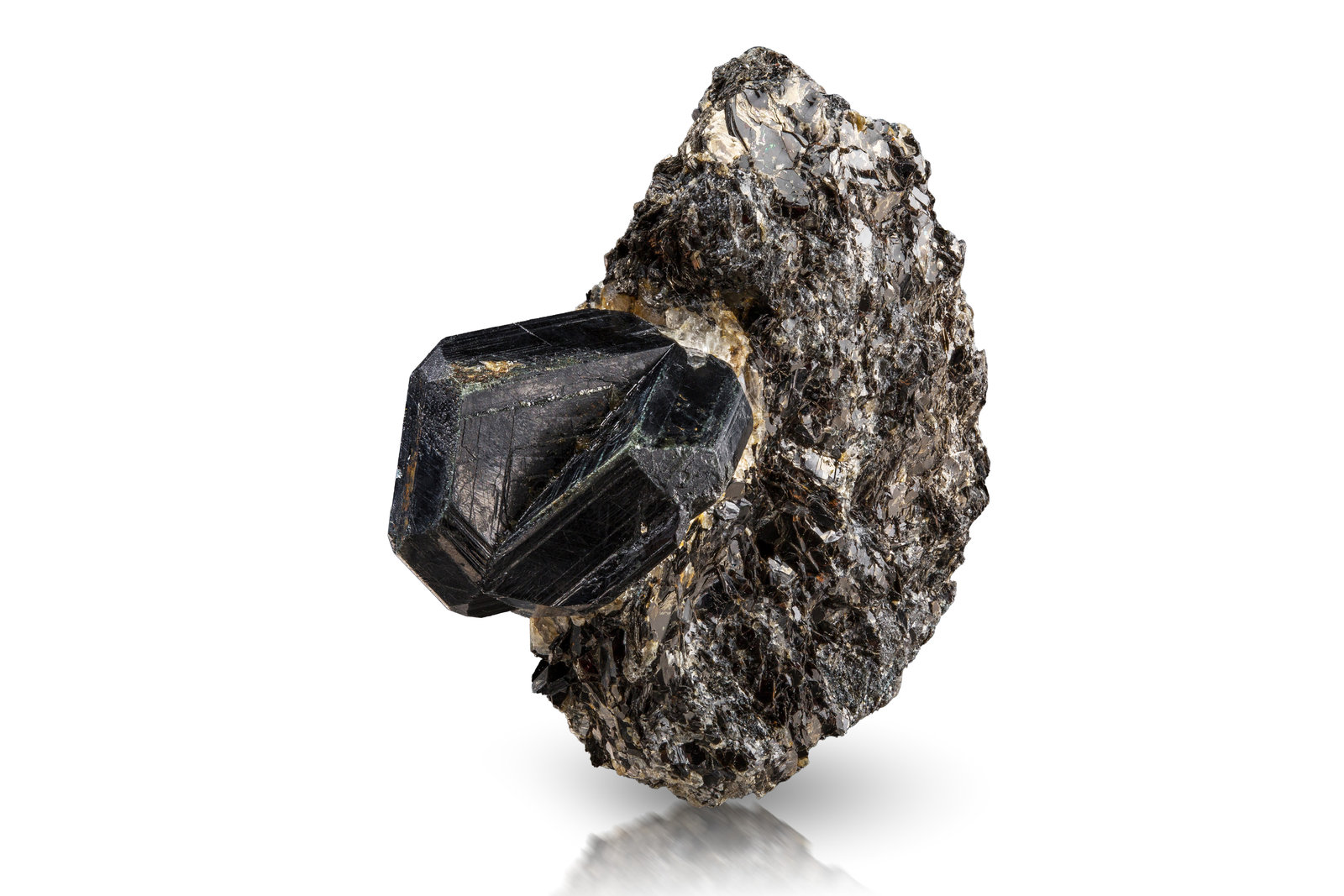 Sapphirine on Anorthite and Mica (Group) and Sillimanite
5 x 2.5 x 5.5 cm / main crystal: 2.4 cm.
(Autor: MIM Museum)