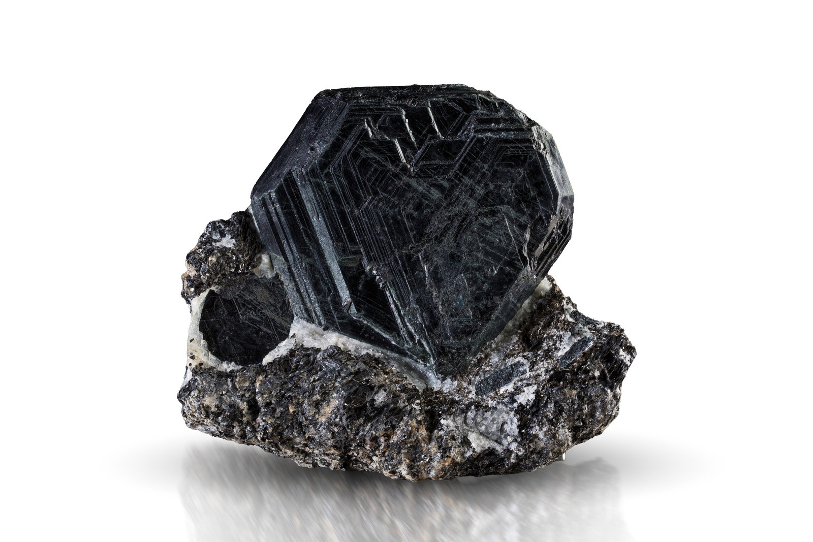 Sapphirine on Anorthite with Mica (Group) and Sillimanite
11.5 x 4 x 10 cm / main crystal: 8.4 cm.
(Autor: MIM Museum)