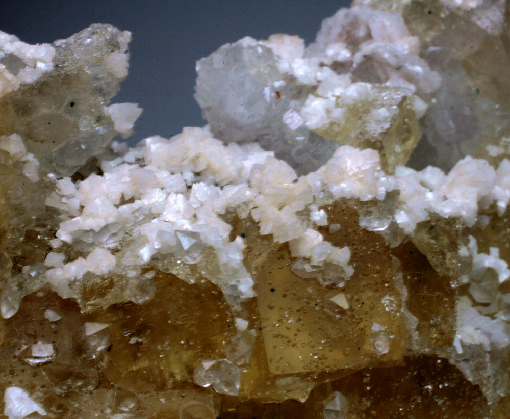 Fluorite, Quartz, Dolomite
FOV approximately 3 cm
(Autor: Jesse Fisher)