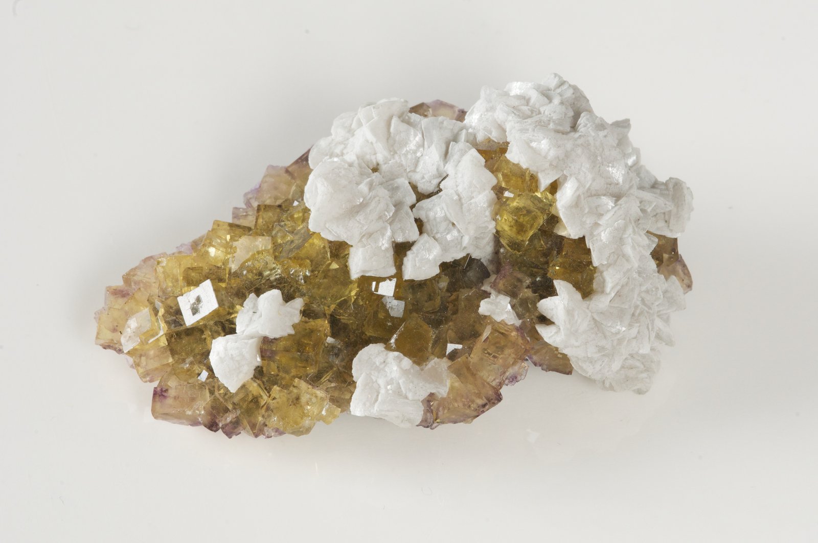 Dolomite on Fluorite
58x35x23 mm
(Autor: steven calamuci)