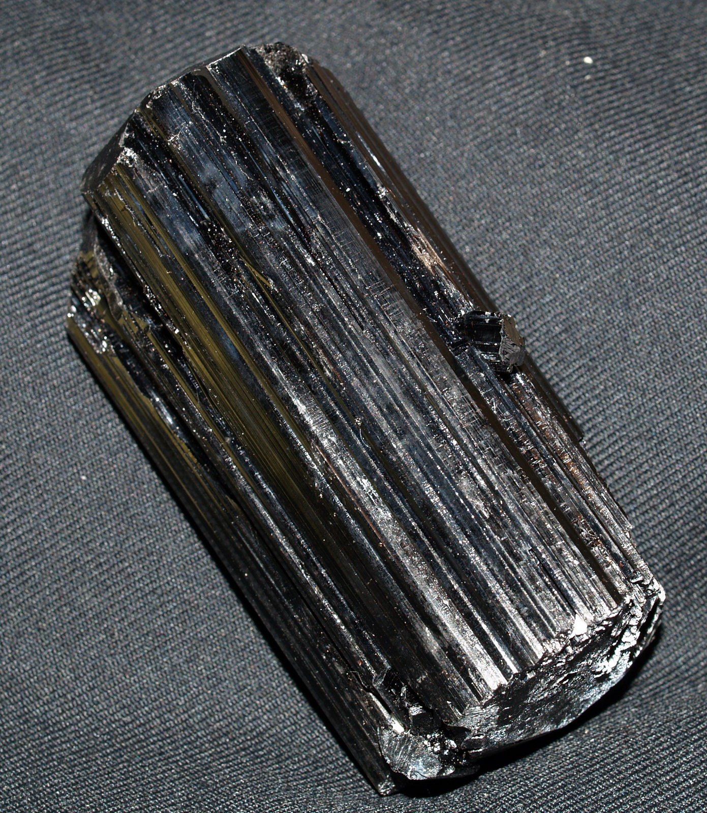 Schorl (Tourmaline Group)
9x4x4 cm
(Autor: Joseph DOliveira)