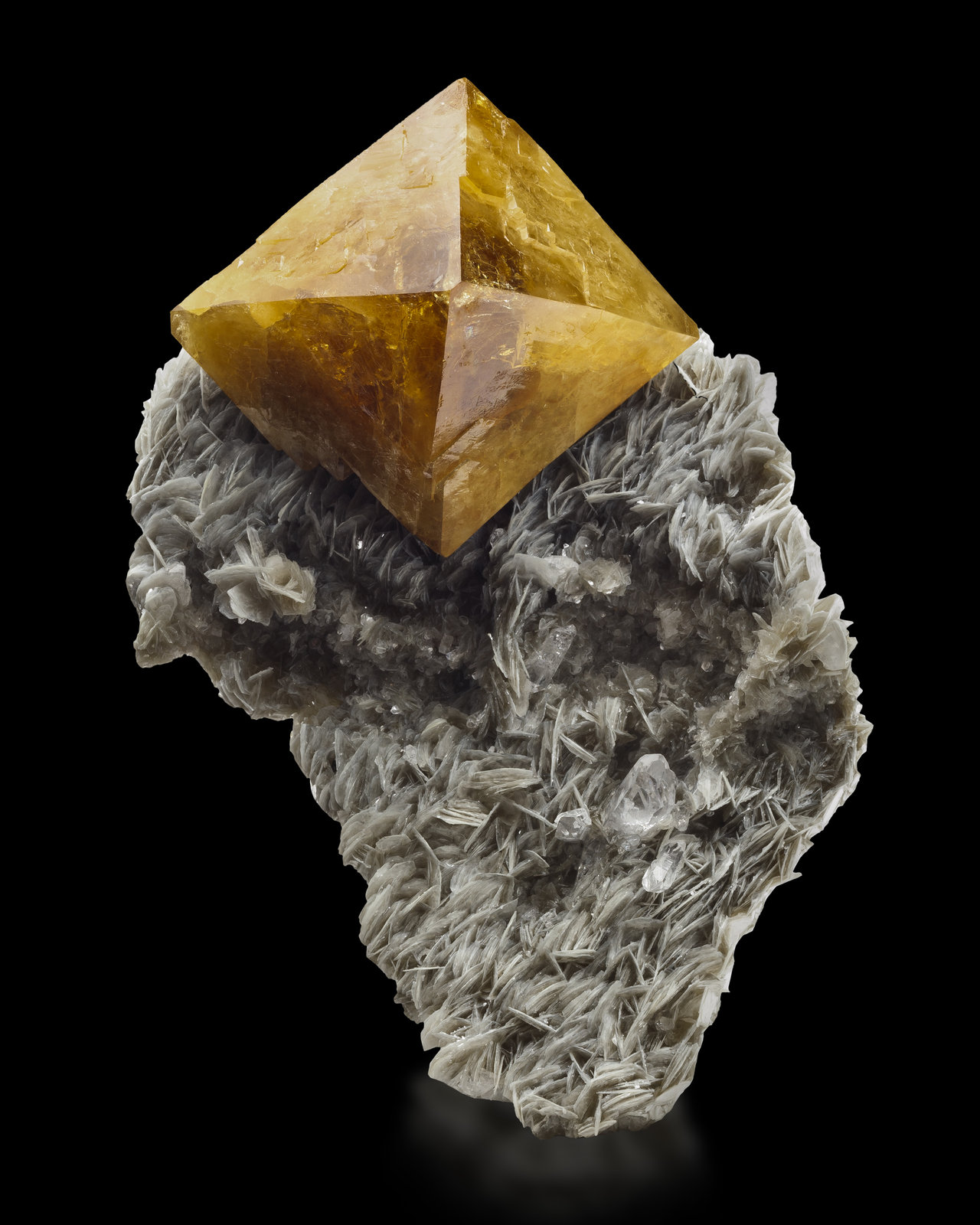 Scheelite with Muscovite
10 x 8.5 x 15 cm / main crystal: 7.3 cm.
(Autor: MIM Museum)