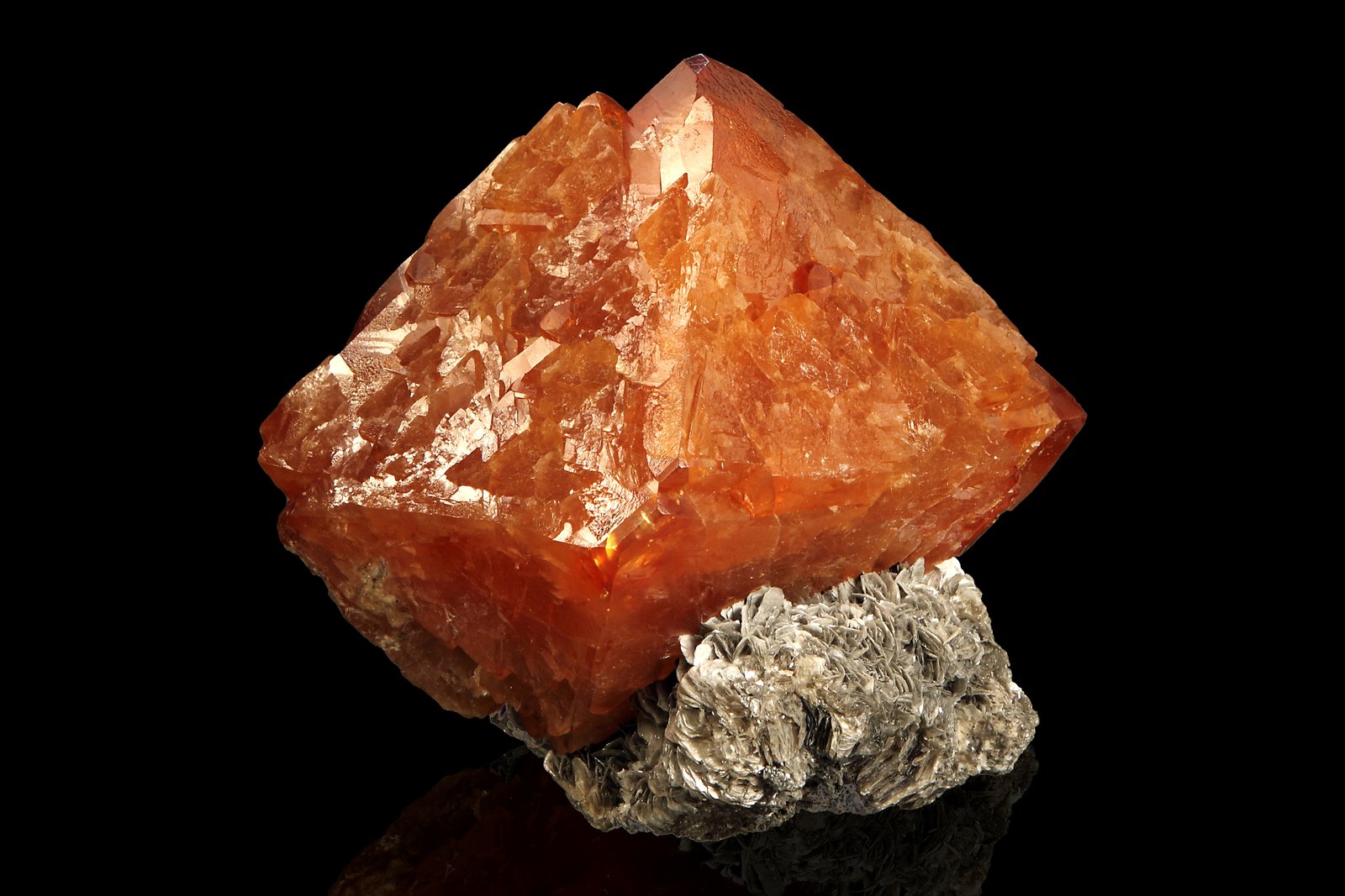 Scheelite on Muscovite
14 x 12.5 x 11 cm
(Autor: MIM Museum)