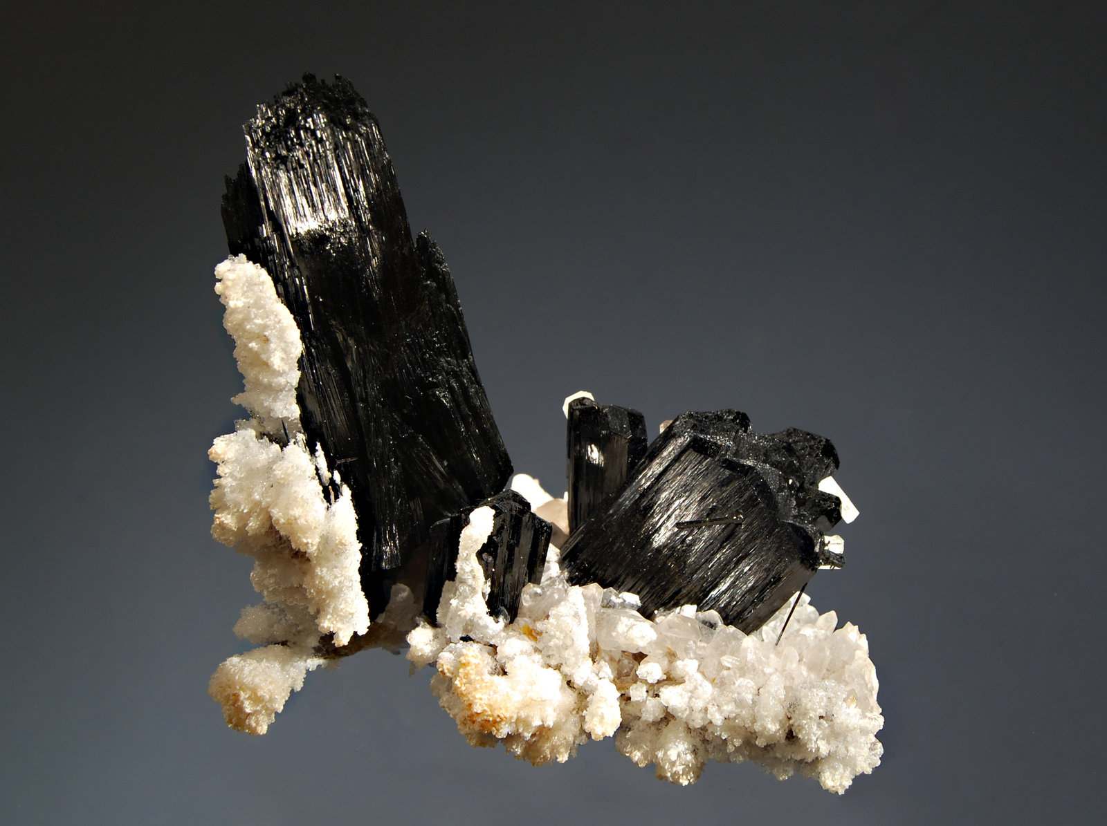 Schorl
5.6 x 9.1 cm.
(Autor: Michael Shaw)