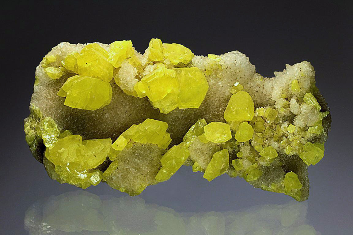Sulphur on Calcite
65 mm
(Autor: Gerhard Brandstetter)