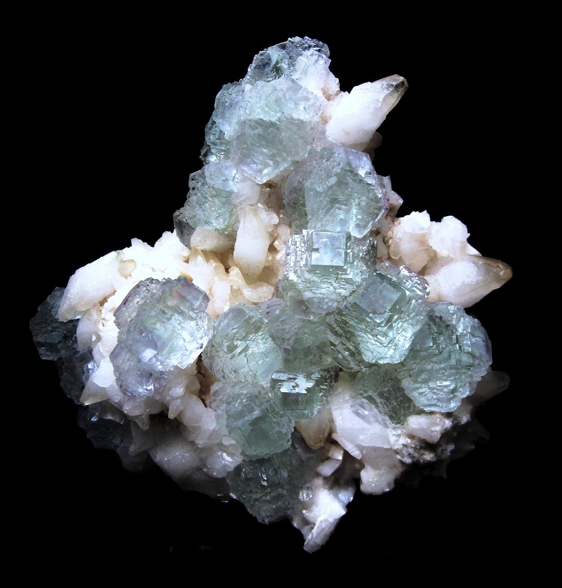 Fluorite on calcite
Specimen size 10,5 cm, largest fluorite crystals 2 cm
(Autor: Tobi)