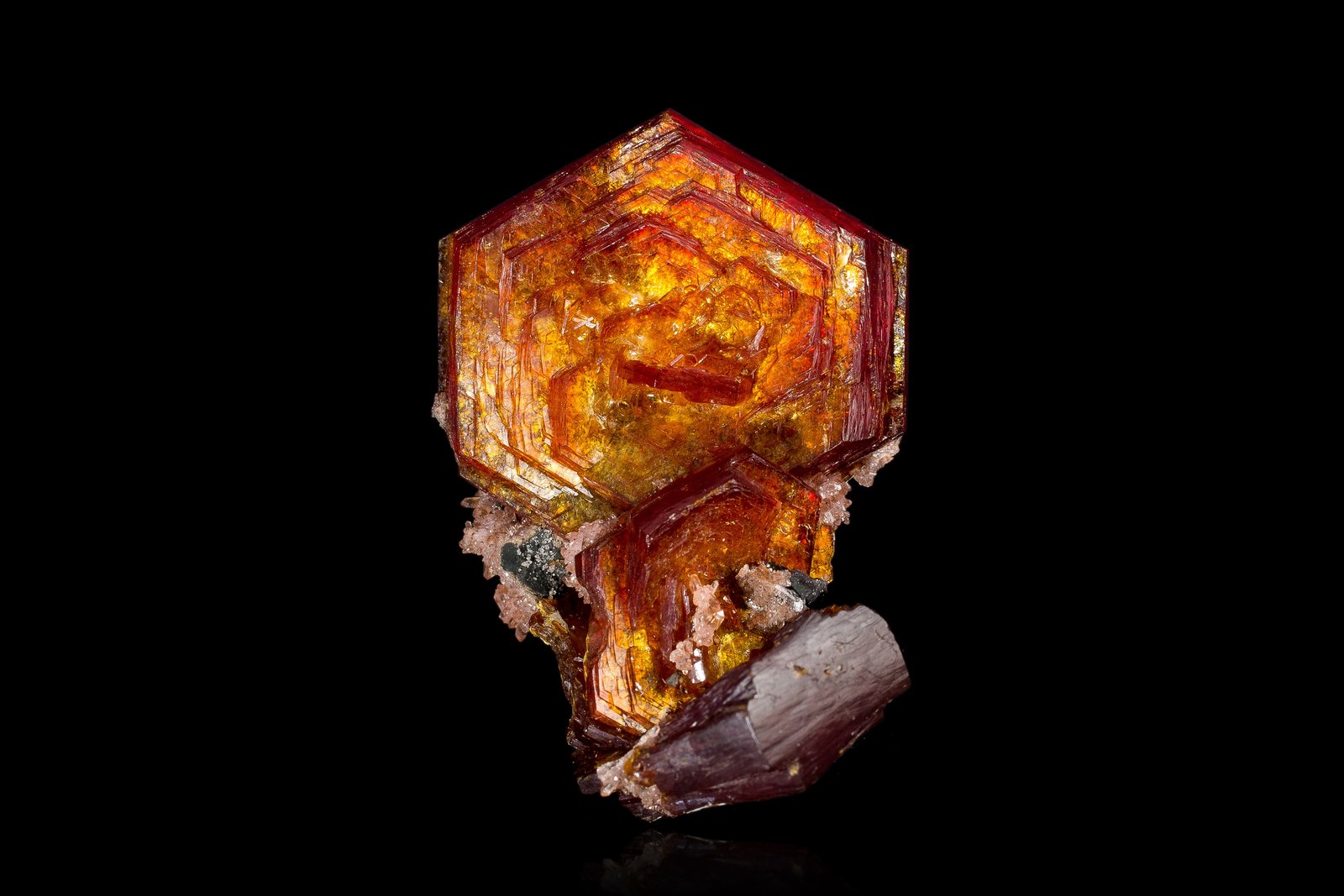 Shigaite with Rhodochrosite
2.5 x 2 x 4 cm / main crystal: 2.4 cm.
(Autor: MIM Museum)