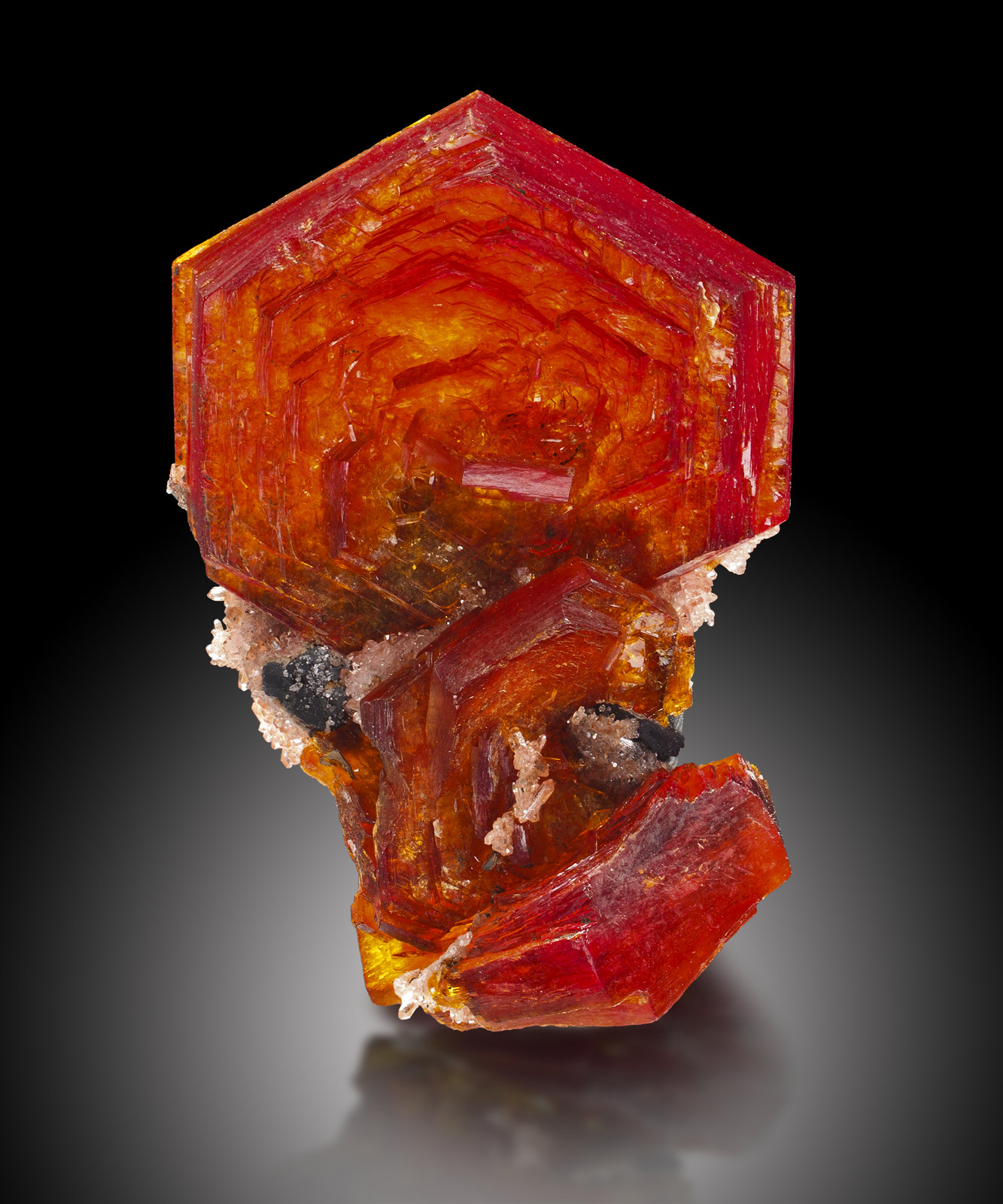 Shigaite with Rhodochrosite
2.5 x 2 x 4 cm / main crystal: 2.4 cm.
(Autor: MIM Museum)