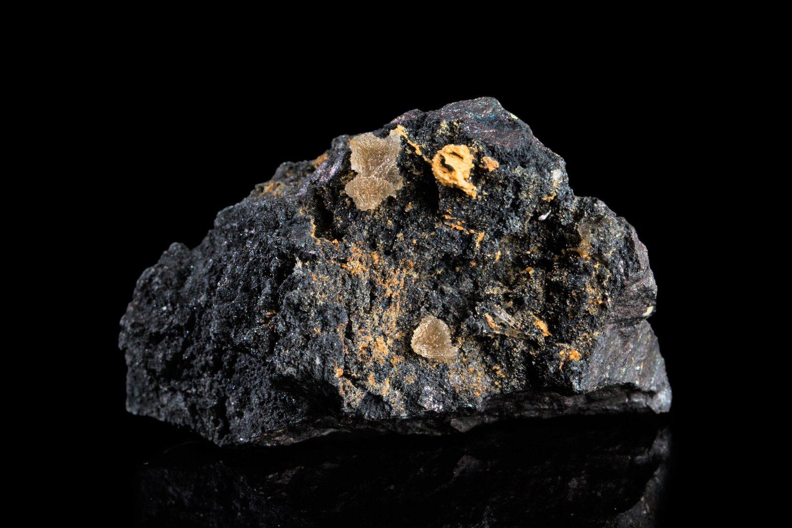 Söhngeite
4 x 4 x 2.5 cm / main crystal: 0.6 cm
(Autor: MIM Museum)