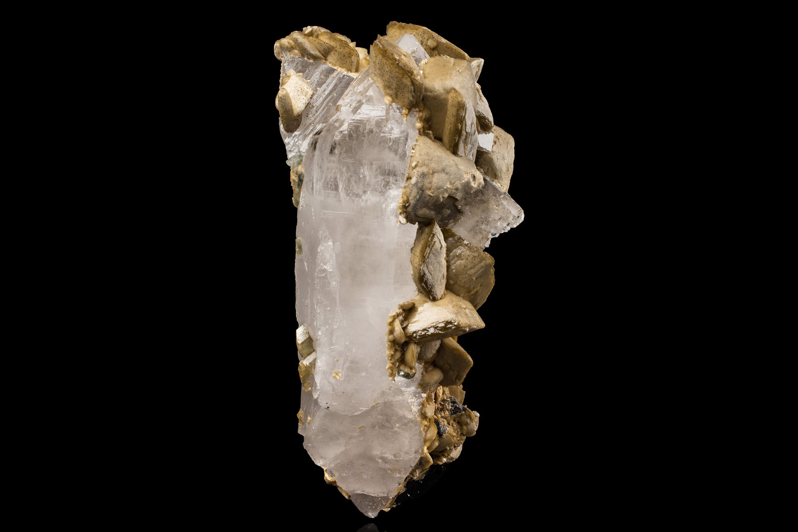 Siderite on Quartz with Ferberite and Fluorapatite
12 x 11 x 21 cm / main crystal: 4.2 cm
(Autor: MIM Museum)
