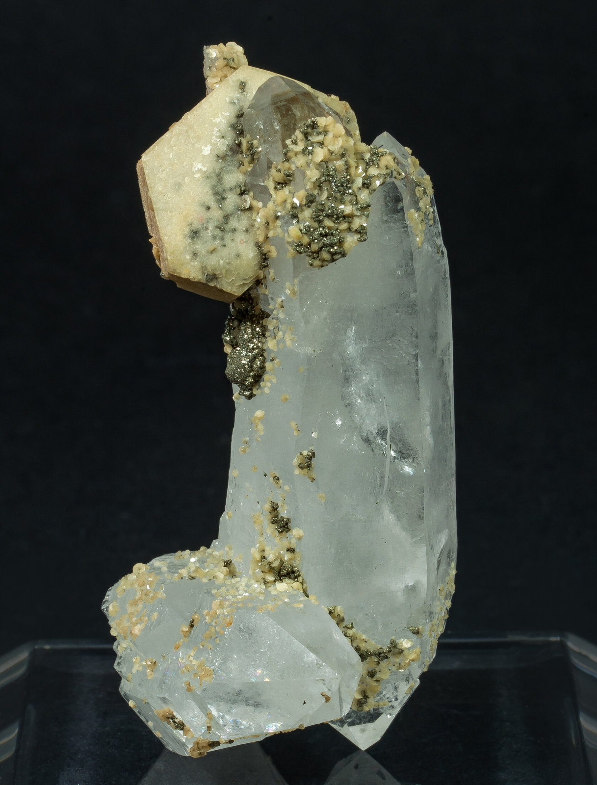 Siderite on Quartz with Pyrite
6.3 × 2.9 × 2.9 cm
(Autor: Jordi Fabre)
