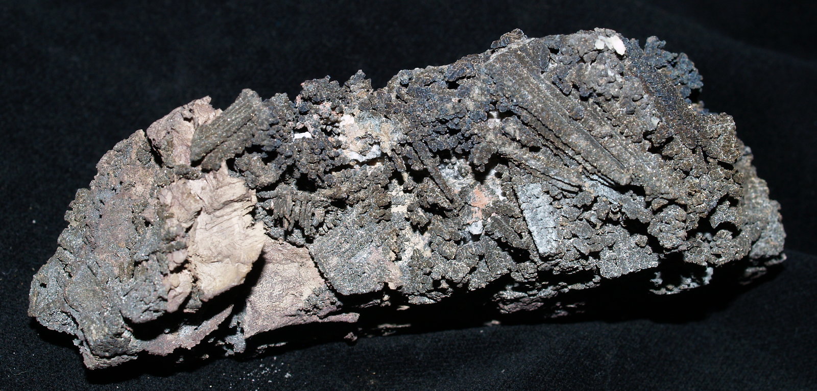 Silver with Safflorite
14x5x3.5 cm
(Autor: Joseph DOliveira)