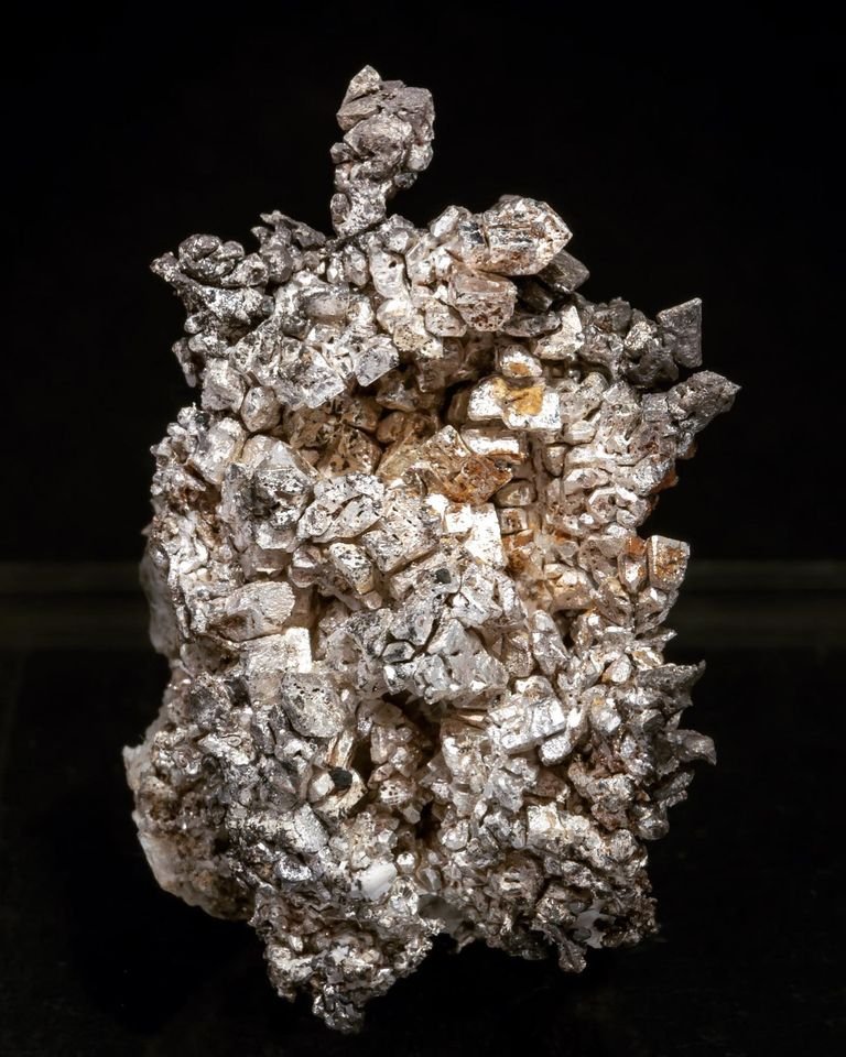 Silver
Specimen size: 3.5 × 3 × 2.2 cm / main crystal size: 0.3 × 0.3 cm
(Autor: Jordi Fabre)