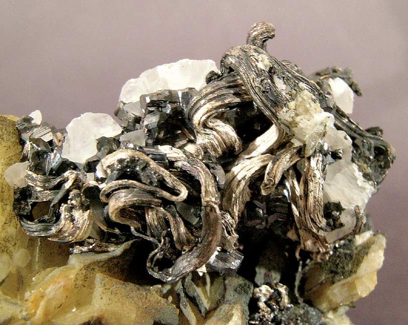 Silver with Stephanite on Calcite
Specimen size: 6.8 × 5 × 3 cm
(Autor: Jordi Fabre)