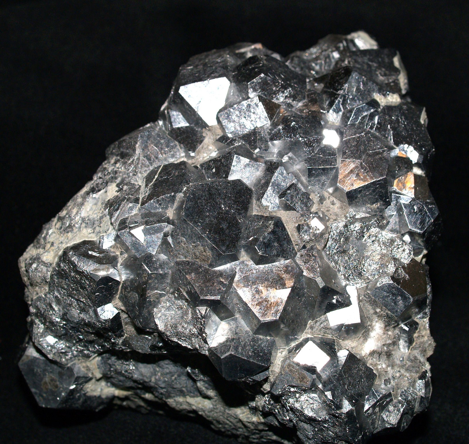 Skutterudite
11x9x6.5 cm
(Autor: Joseph DOliveira)