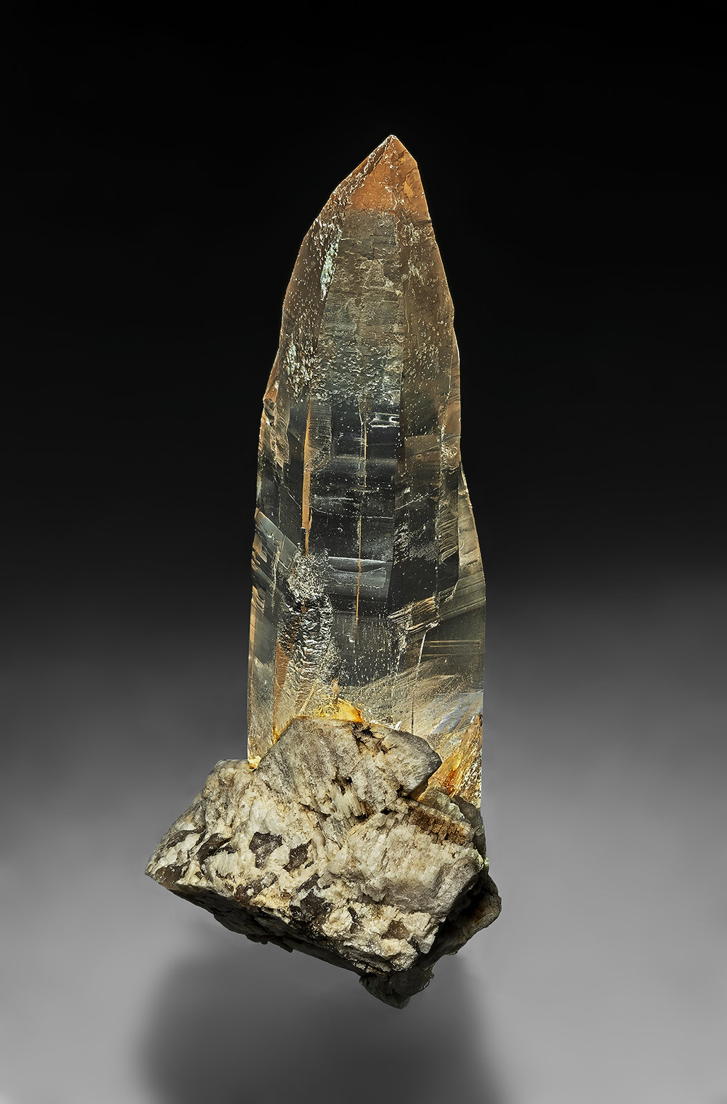 Quartz (variety smoky quartz)
6.1 x 2.7 cm
(Autor: am mizunaka)