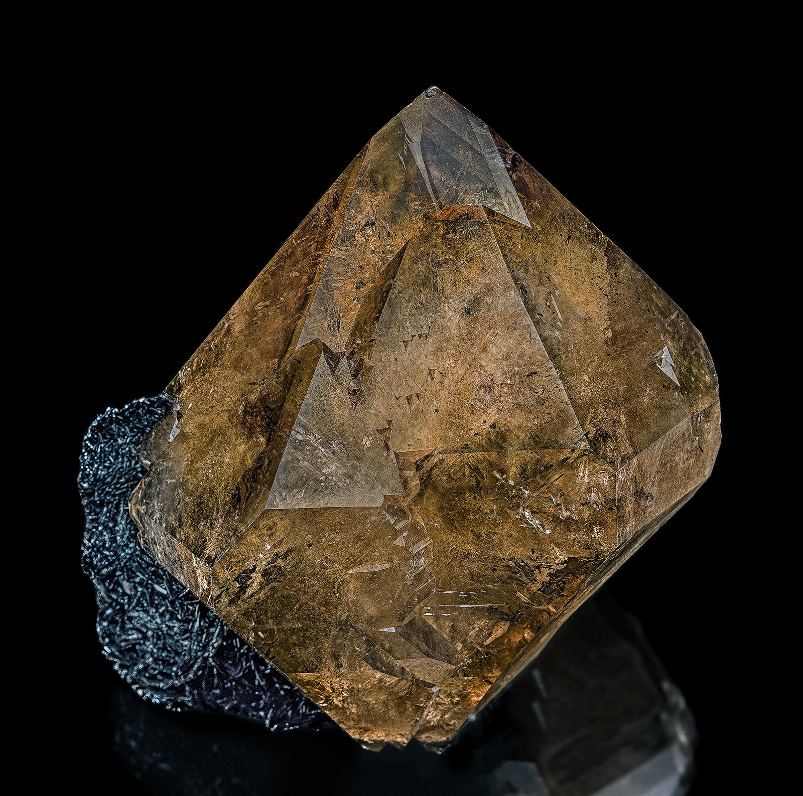 Quartz (variety smoky quartz), Hematite
7.2 x 6.9 cm
(Autor: am mizunaka)