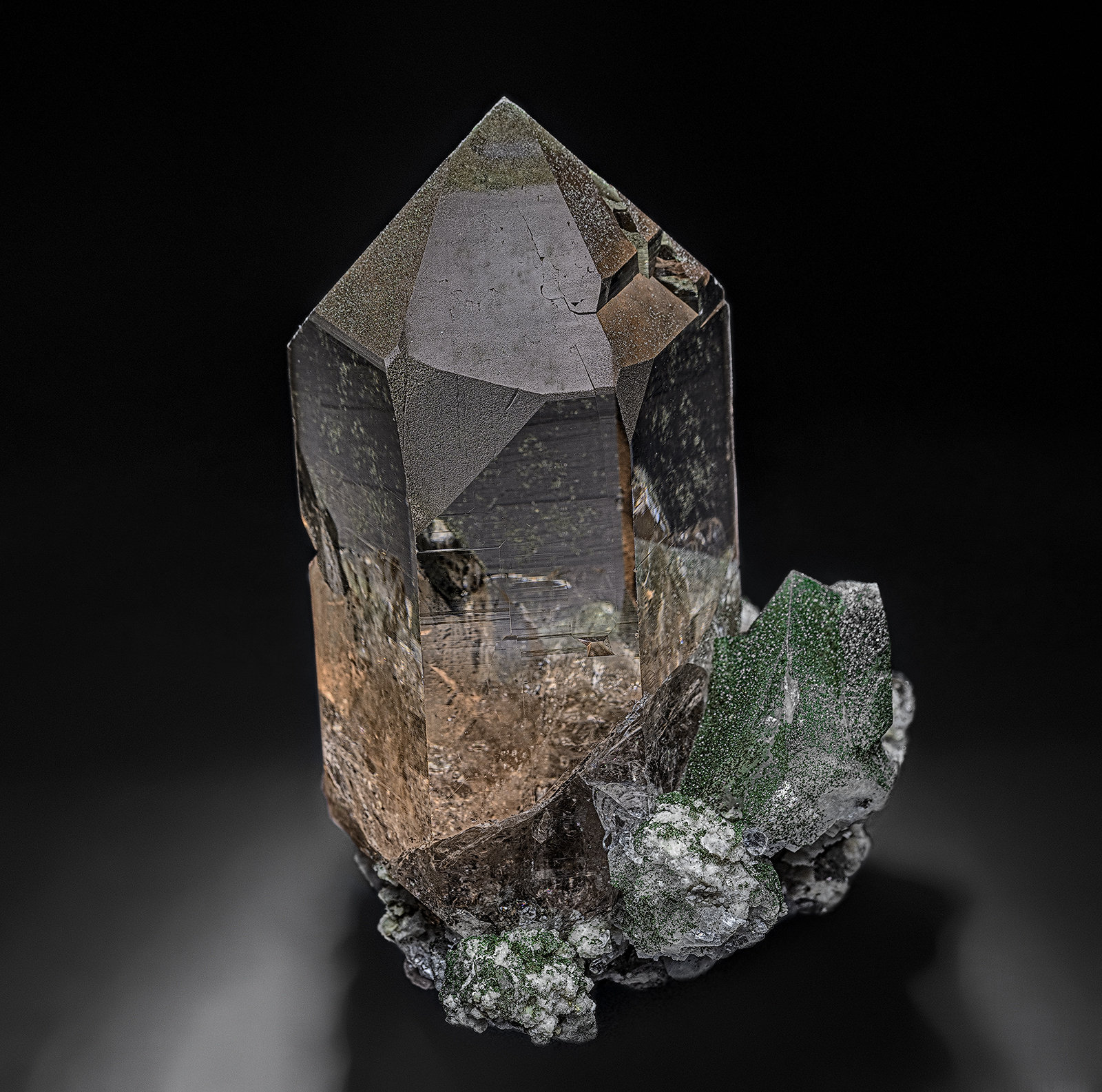 Quartz (variety smoky quartz), Feldspar, Chlorite
6.9 x 4.2 cm
(Autor: am mizunaka)