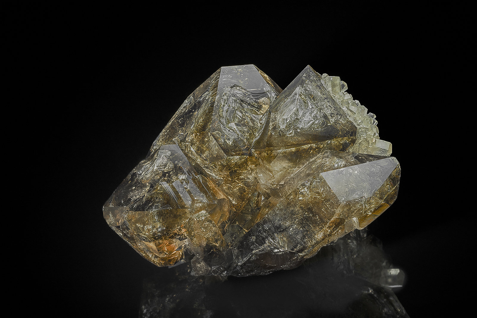 Quartz (variety smoky quartz), Calcite
7.6 x 5.7 cm
(Autor: am mizunaka)