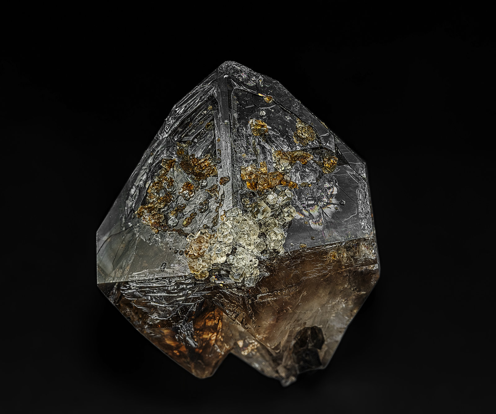 Quartz (variety smoky quartz), Calcite
4.4 x 5.2 cm
(Autor: am mizunaka)