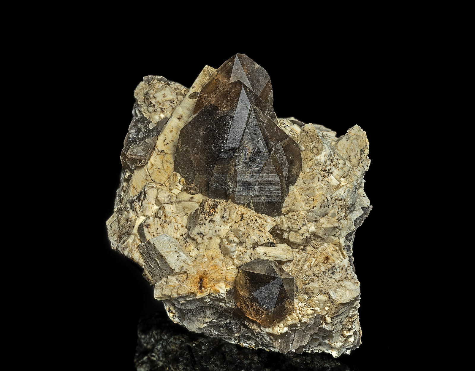 Quartz (variety smoky quartz), Orthoclase
7.1 x 5.5 cm
(Autor: am mizunaka)