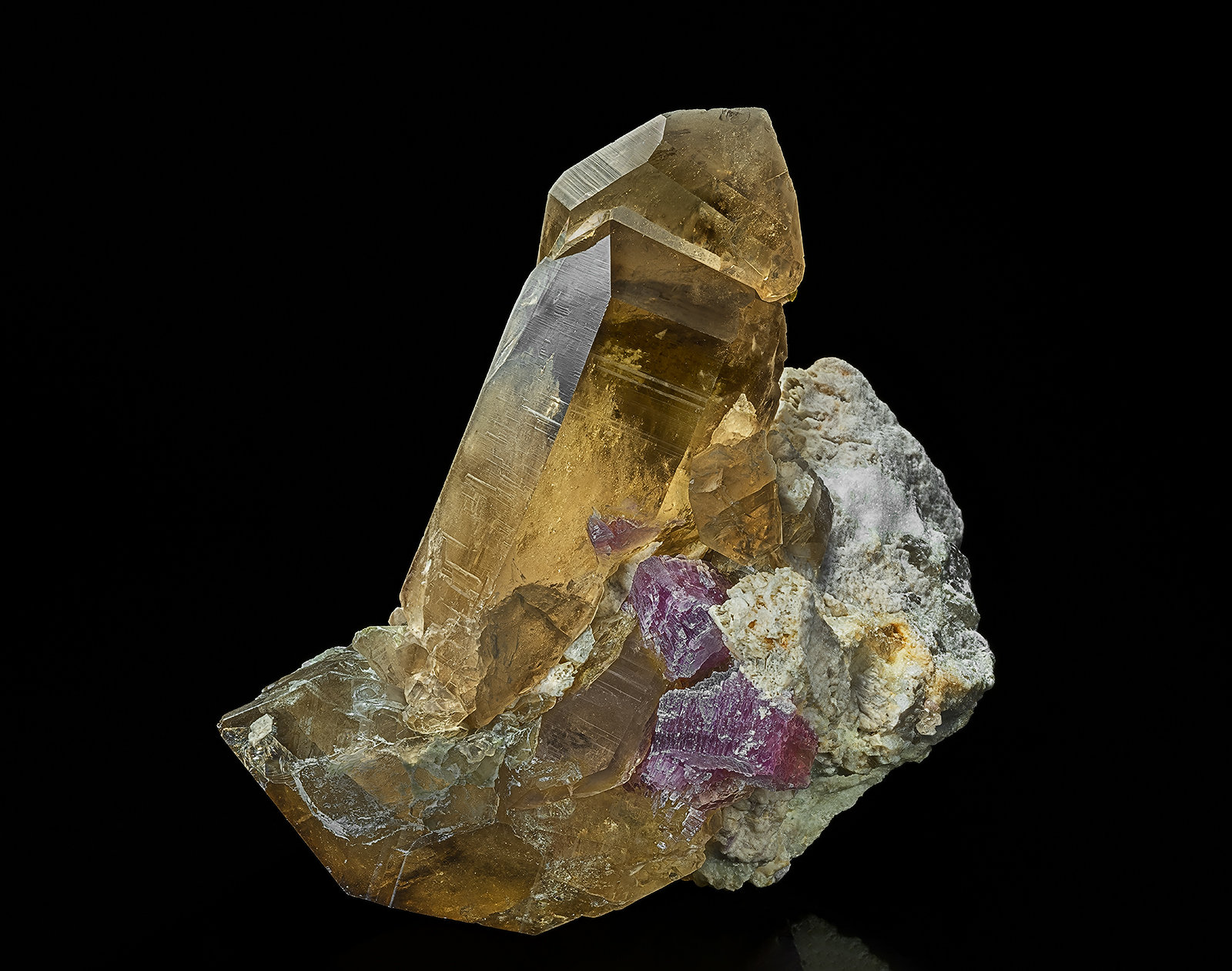 Quartz (variety smoky quartz), 'lepidolite'
8.5 x 9.7 cm
(Autor: am mizunaka)