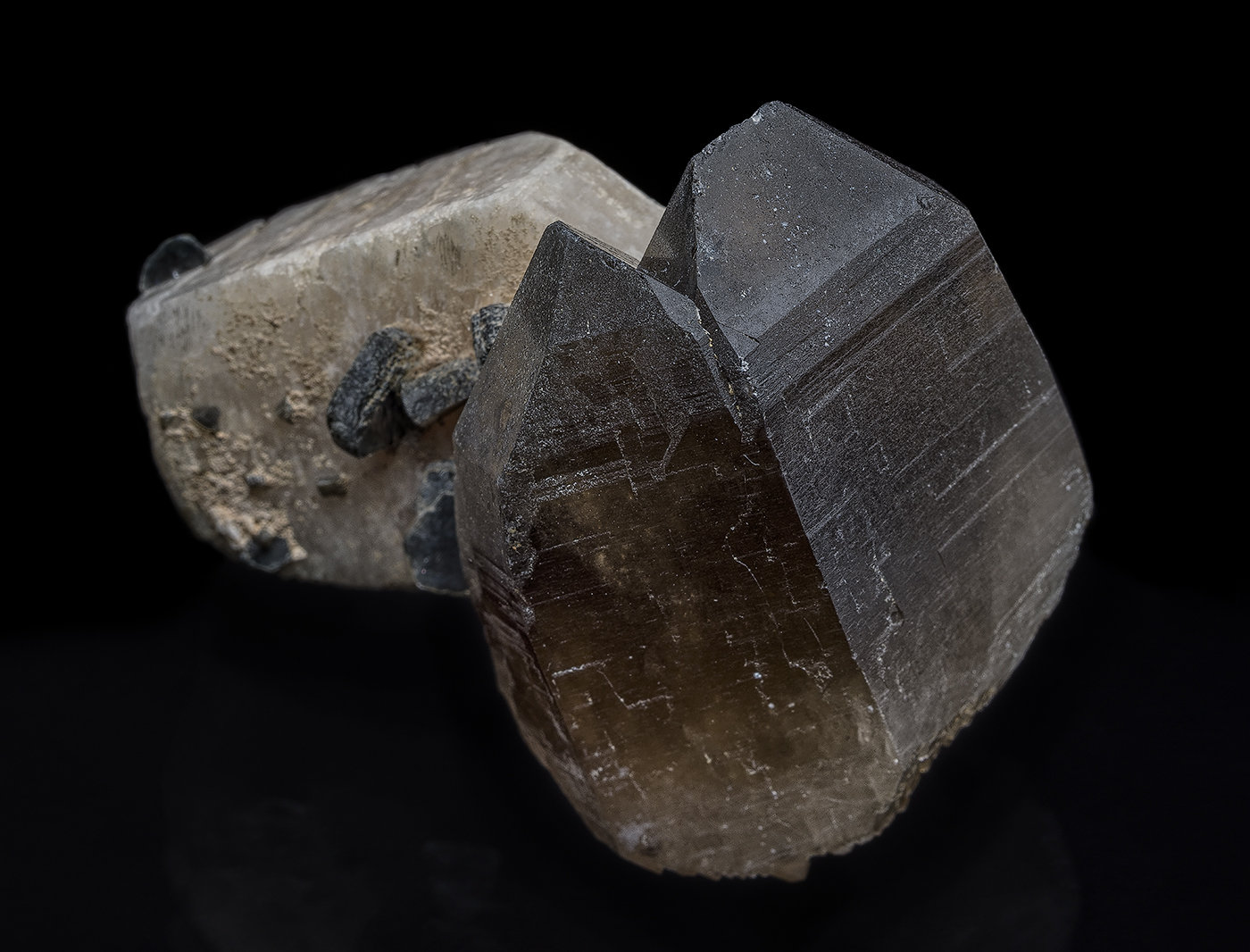 Quartz (variety smoky quartz), Microcline, Muscovite
5.0 x 3.6 cm
(Autor: am mizunaka)