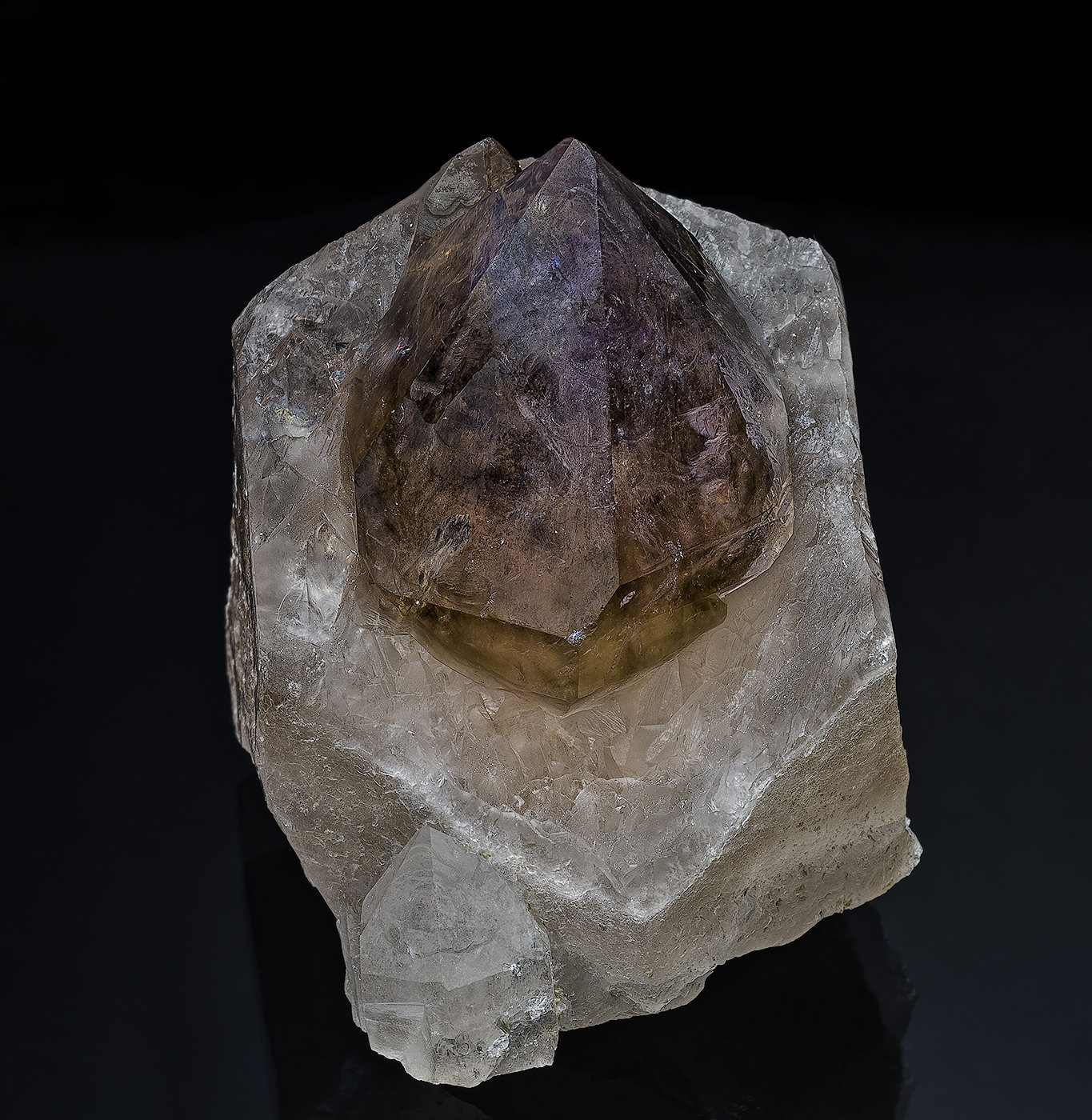 Quartz (variety smoky quartz), Quartz
3.2 x 4.2 cm
(Autor: am mizunaka)