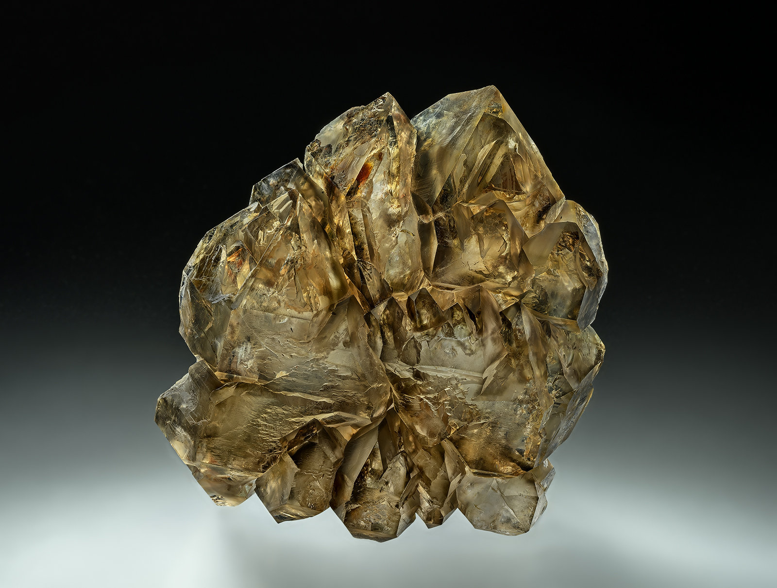 Quartz (variety smoky quartz)
9.8 x 10.8 cm
(Autor: am mizunaka)
