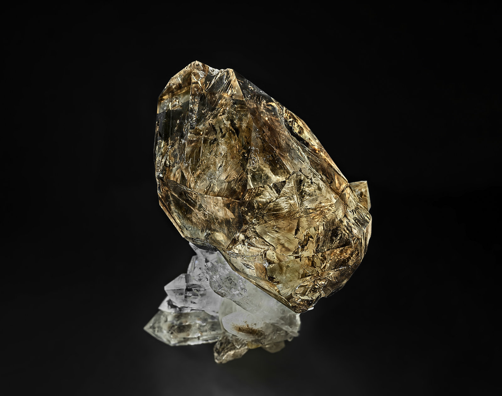 Quartz (variety smoky quartz), Quartz
3.6 x 3.0 cm
(Autor: am mizunaka)