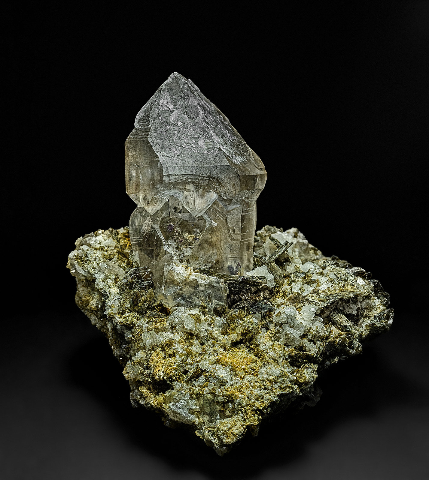 Quartz (variety smoky quartz), Muscovite, Calcite, Rutile
9.2 x 8.9 cm
(Autor: am mizunaka)