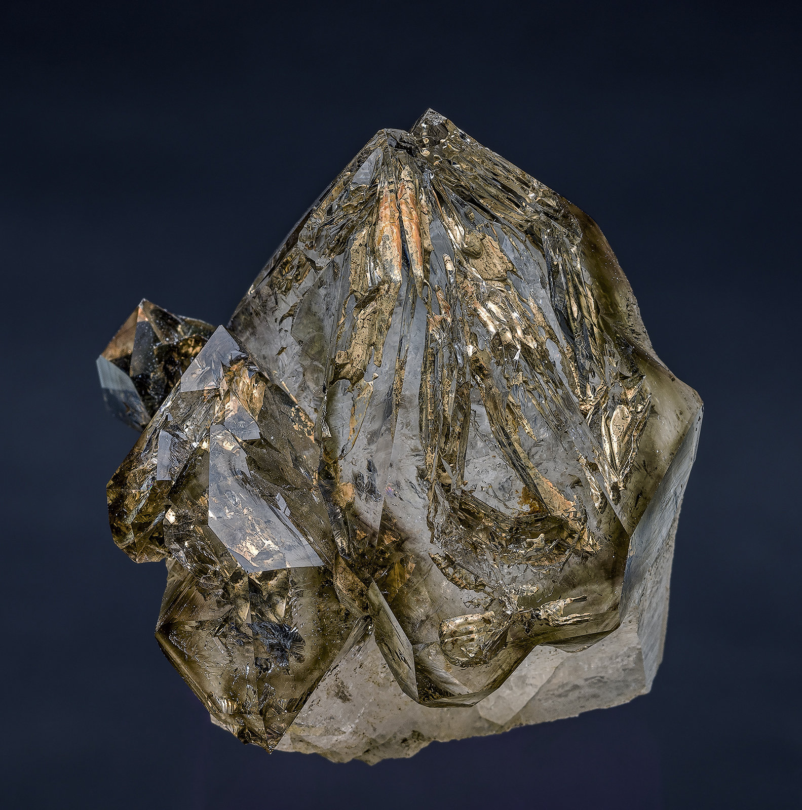 Quartz (variety smoky quartz)
5.0 x 4.7 cm
(Autor: am mizunaka)
