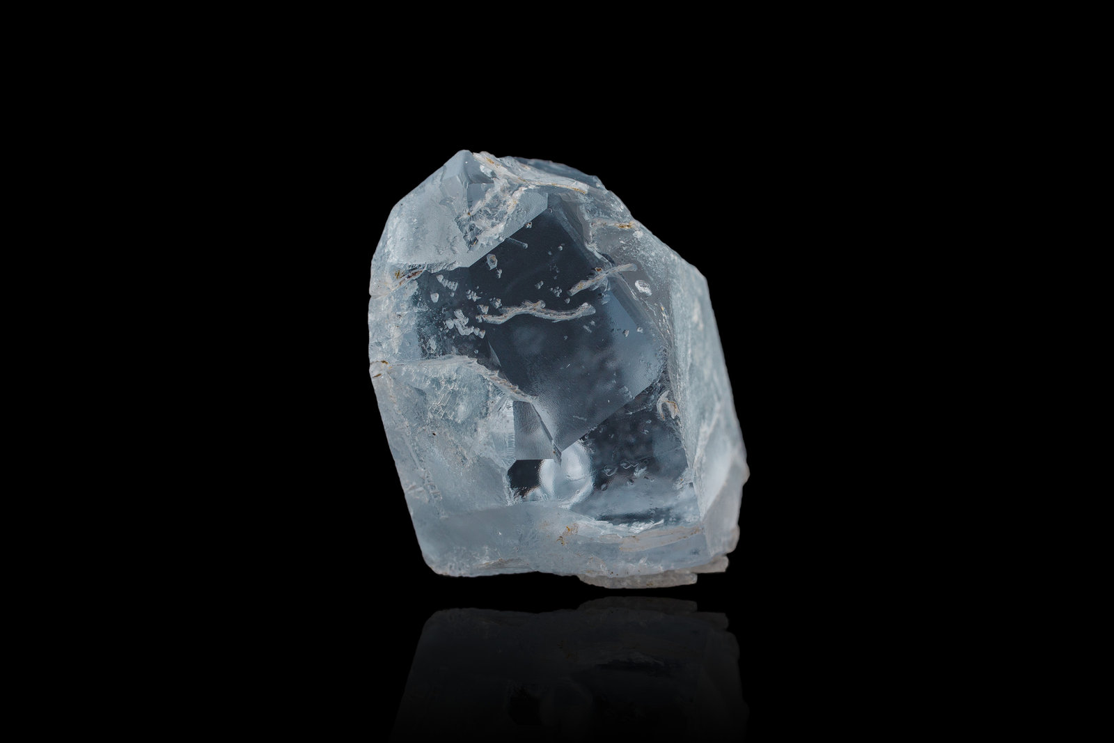 Sodalite
2.5 x 2 x 3.5 cm / main crystal: 3.2 cm.
(Autor: MIM Museum)