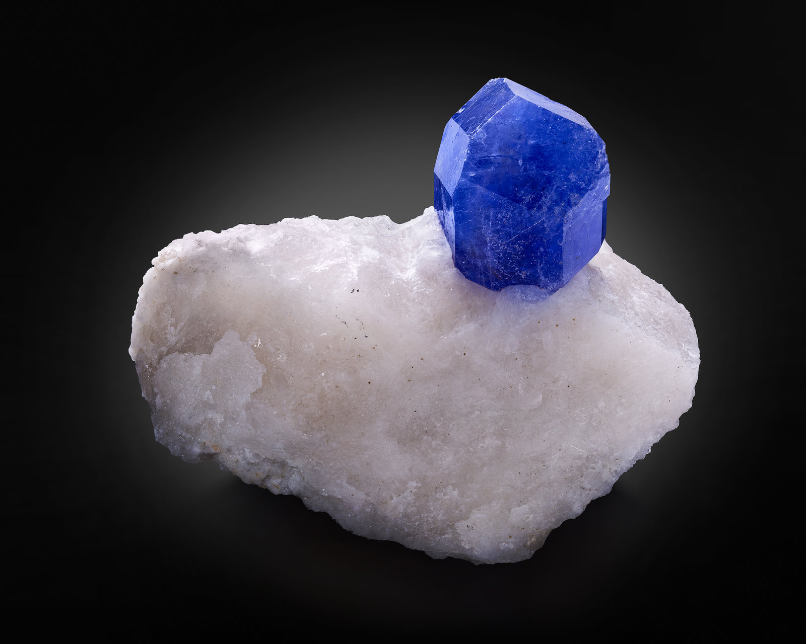 Sodalite (variety hackmanite) on Calcite
6.5 x 3 x 5 cm / main crystal: 2.4 cm
(Autor: MIM Museum)