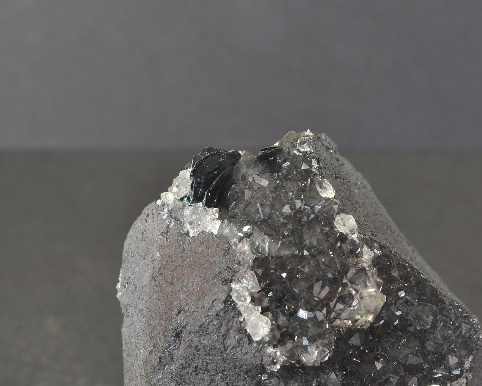 Quartz (var. smokey) and Hematite (var. specularite)
(Autor: captaincaveman)