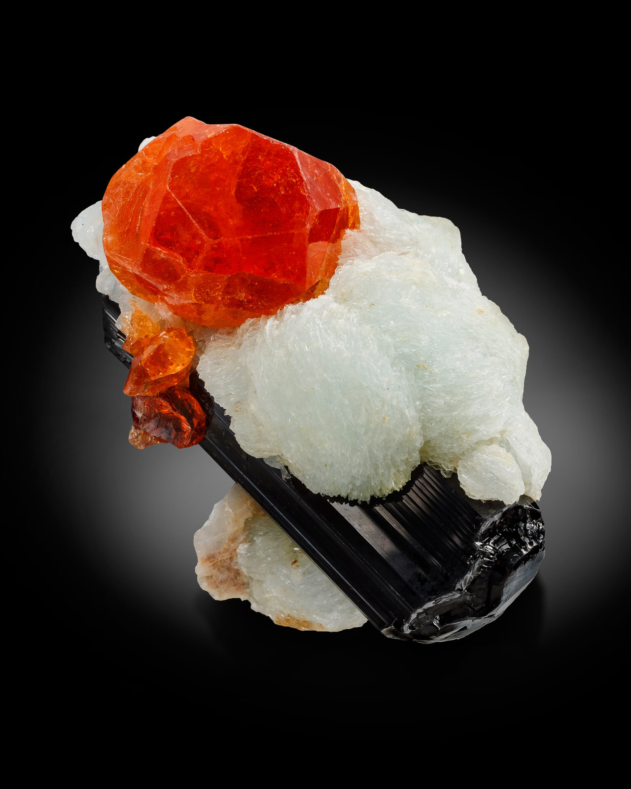 Spessartine on Schorl and Albite (variety cleavelandite)
8 x 5 x 4.5 cm / main crystal: 3.0 cm
(Autor: MIM Museum)