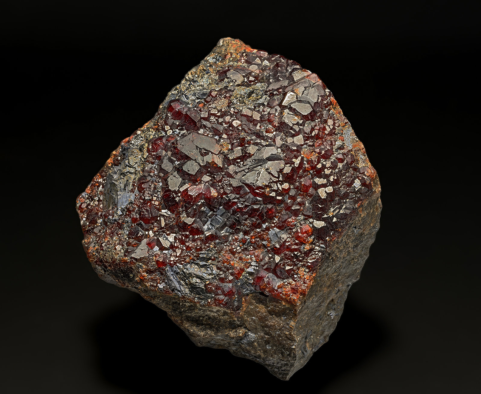 Spessartine, Galena
9.2 x 7.1 cm
(Autor: am mizunaka)