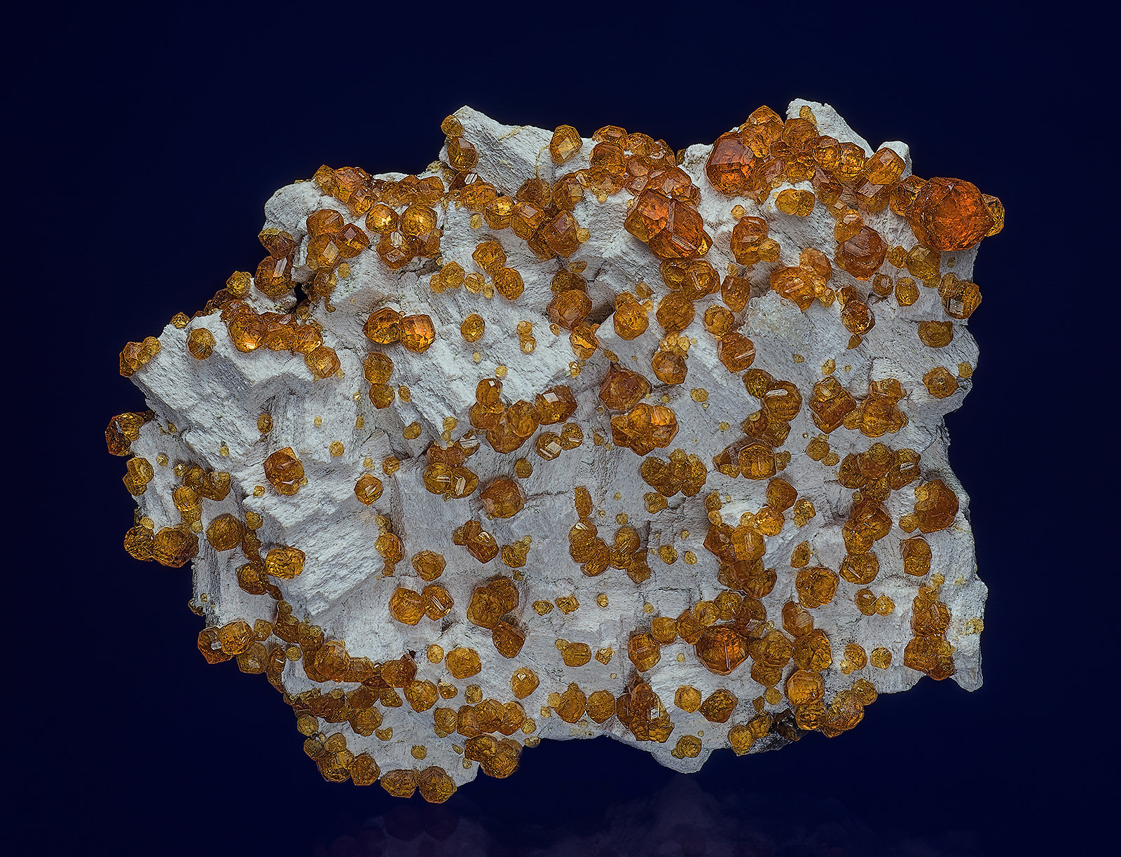Spessartine, Orthoclase
5.5 x 4.4 cm
(Autor: am mizunaka)