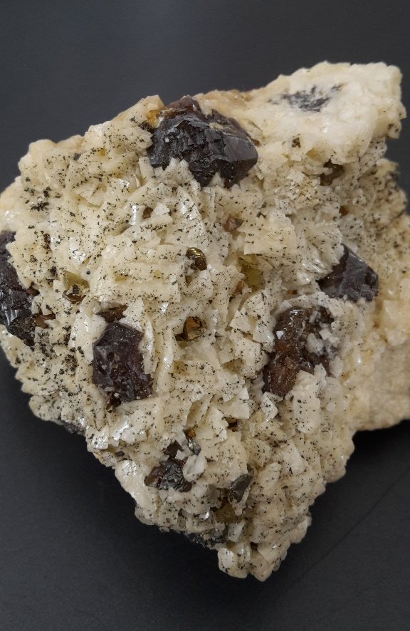 Sphalerite, Dolomite
7,5 x 6,5 cm
(Autor: Andreas Gerstenberg)