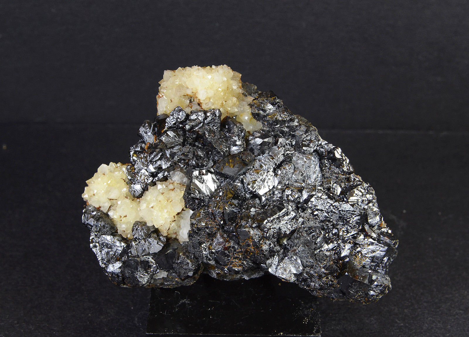 Sphalerite and Quartz
5.0x3.2cm 53g
(Autor: captaincaveman)