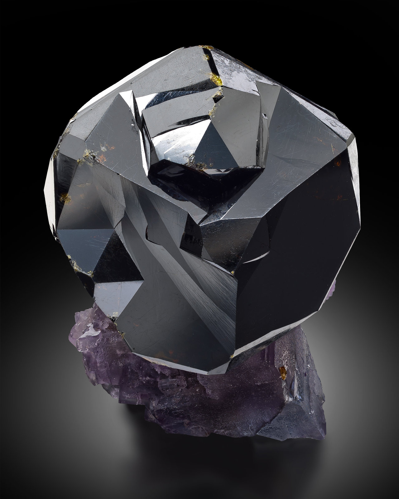 Sphalerite, Fluorite
4 x 2.8 x 2.6 cm / main crystal: 2.9 cm
(Autor: MIM Museum)