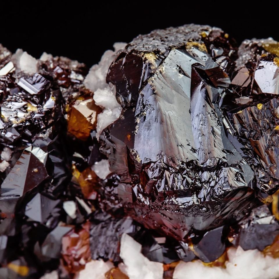 Sphalerite with Dolomite
Specimen size: 5 × 3.6 × 3.6 cm / main crystal size: 1.7 × 1.4 cm
(Autor: Jordi Fabre)