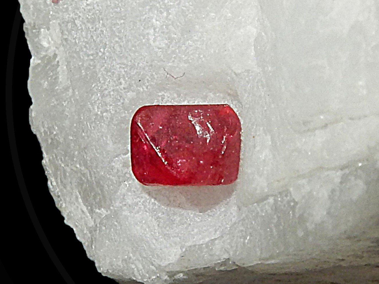 Spinel and Calcite
2 mm x 2 mm x 1 mm
(Autor: Dany Mabillard)