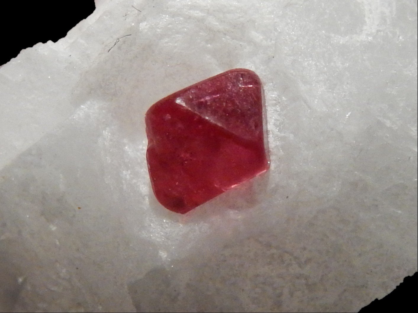 Spinel and Calcite
2 mm x 2 mm x 1 mm
(Autor: Dany Mabillard)
