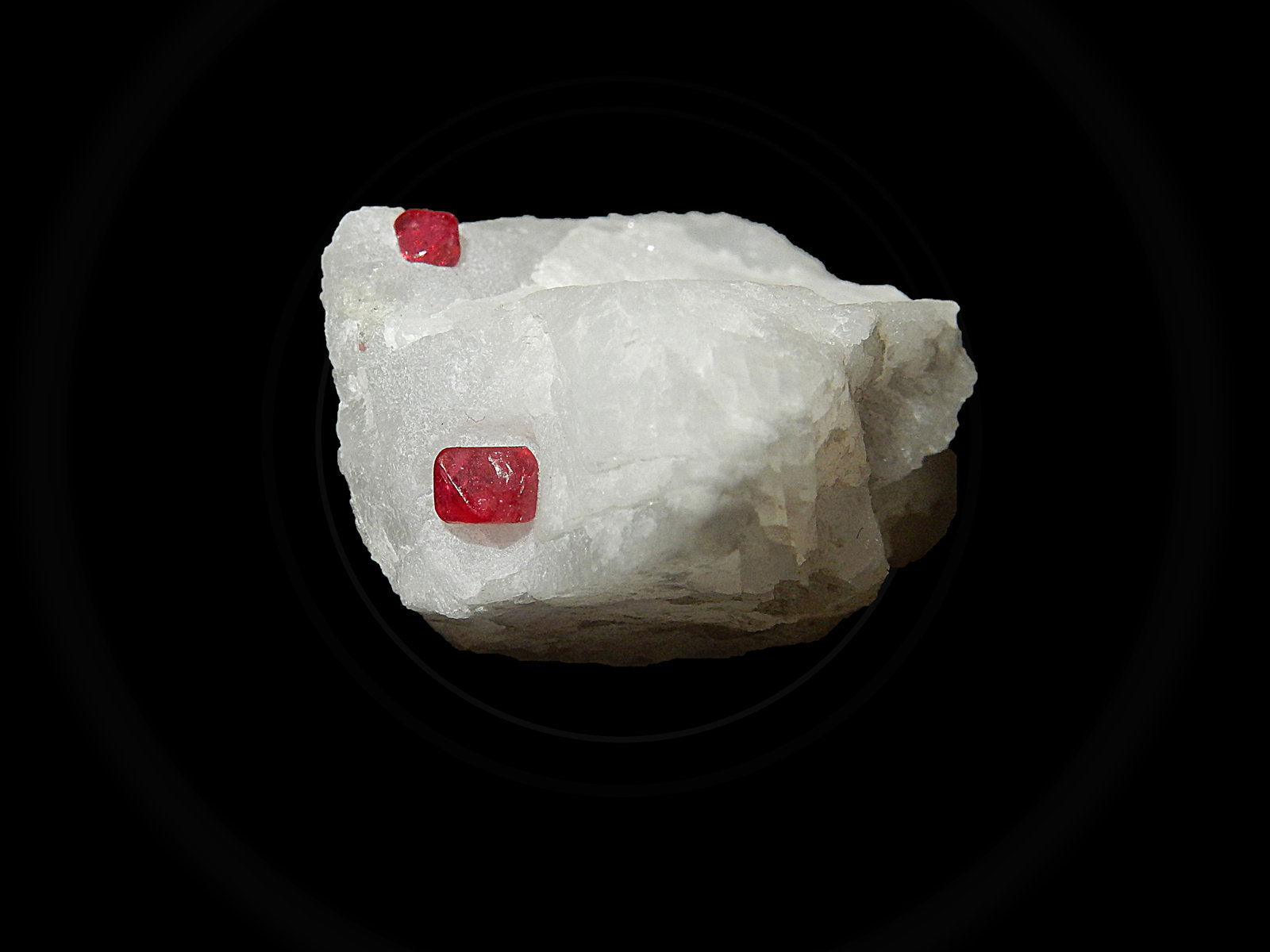 Spinel and Calcite
30 mm x 20 mm x 10 mm
(Autor: Dany Mabillard)