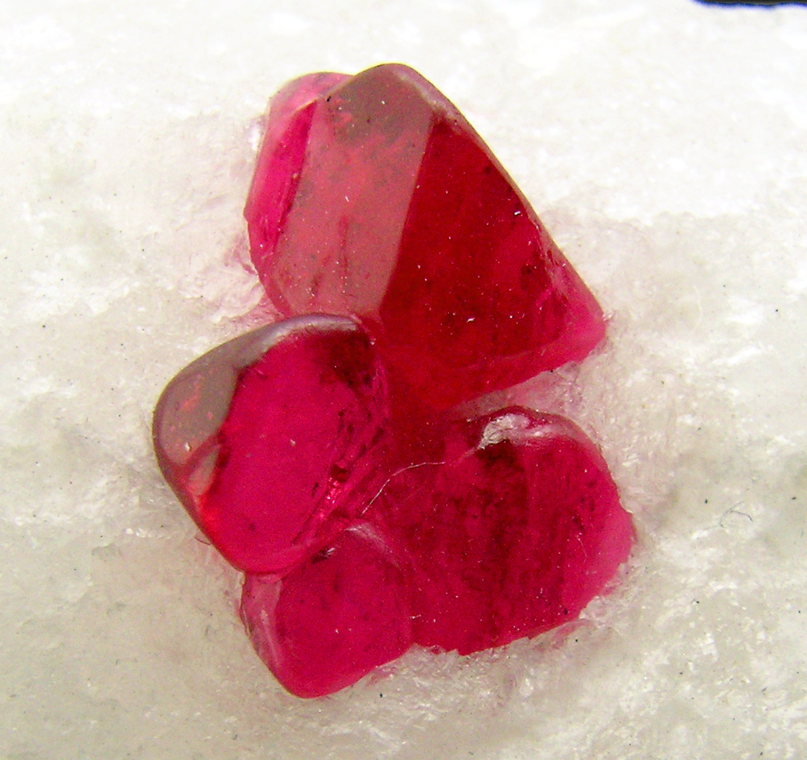 Spinel on Calcite
main crystal size: 0.6 × 0.4 cm
(Autor: Jordi Fabre)
