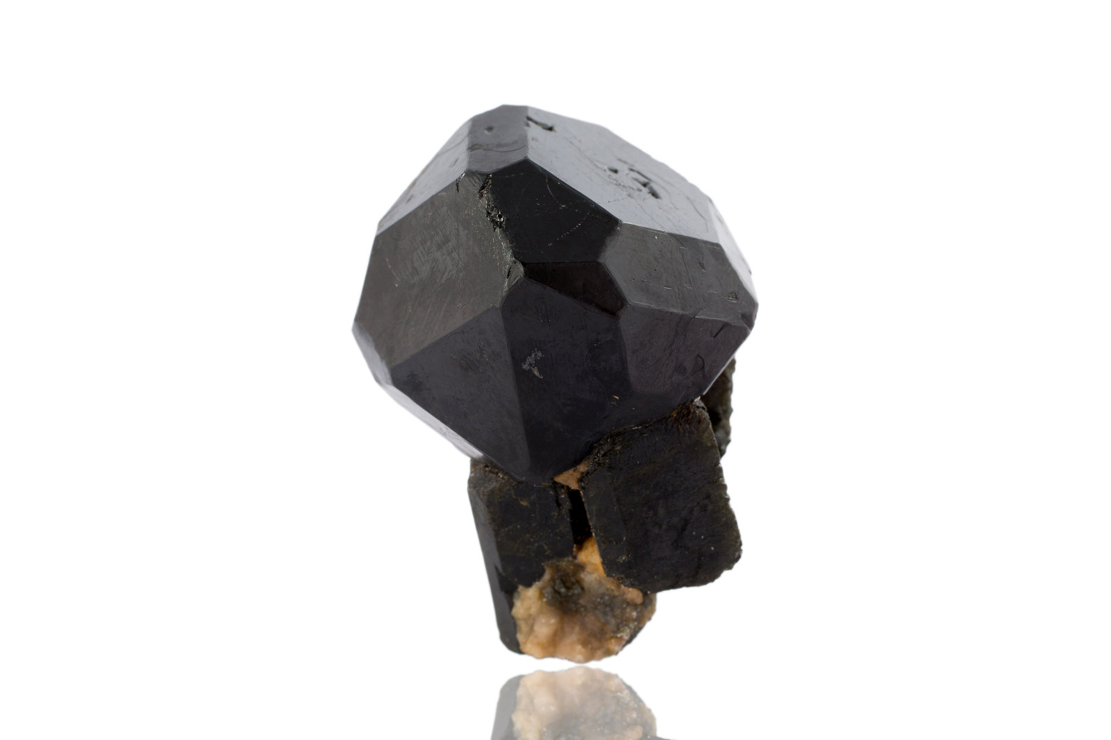 Spinel (variety pleonaste)
4.5 x 4.5 x 5.5 cm
(Autor: MIM Museum)